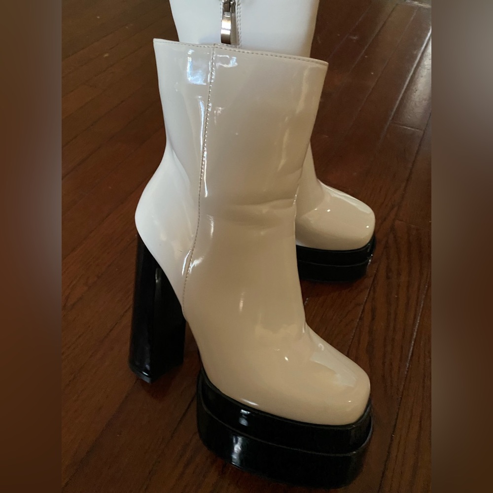 Cute white, w/ Black soles platform booties, 6” platform